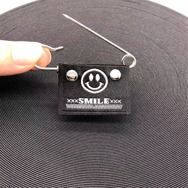 Брошка – Усмихнато лице, Железен материал, Двойна употреба, Пролет 2025, Свеж и сладък стил