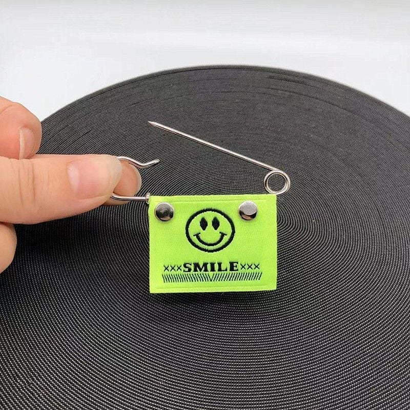 Брошка – Усмихнато лице, Железен материал, Двойна употреба, Пролет 2025, Свеж и сладък стил