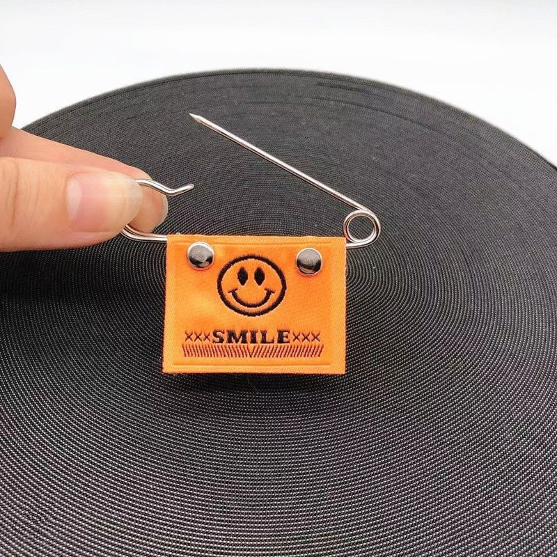 Брошка – Усмихнато лице, Железен материал, Двойна употреба, Пролет 2025, Свеж и сладък стил