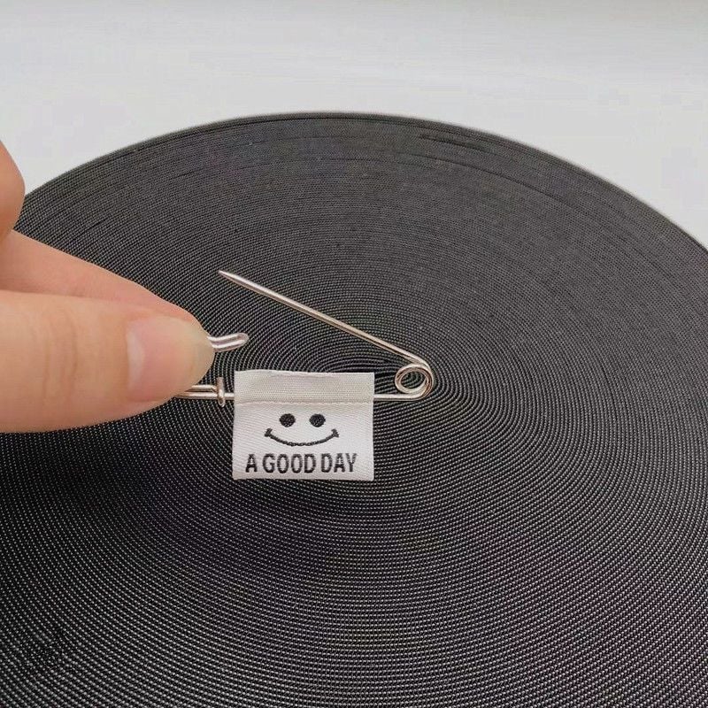 Брошка – Усмихнато лице, Железен материал, Двойна употреба, Пролет 2025, Свеж и сладък стил