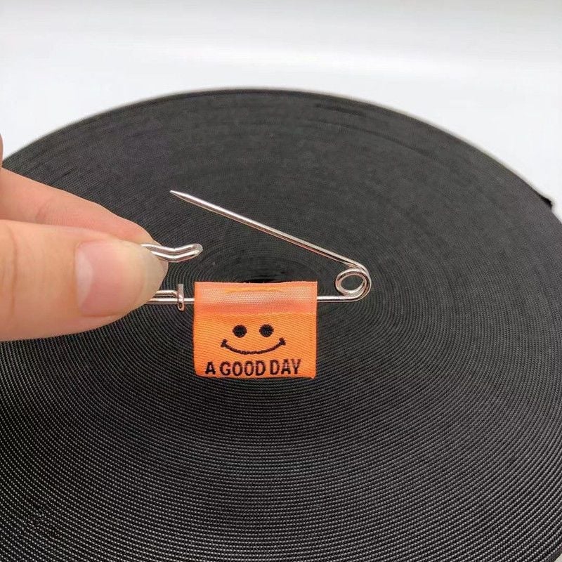 Брошка – Усмихнато лице, Железен материал, Двойна употреба, Пролет 2025, Свеж и сладък стил