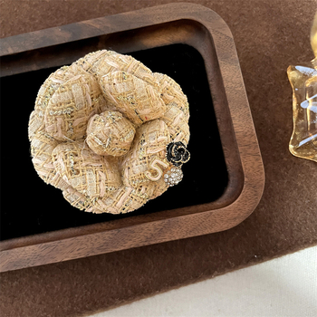 Брошка Камелия от плат, ръчна изработка, форма цветя, стил Свеж и сладък, есен 2025