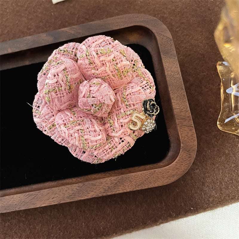 Брошка Камелия от плат, ръчна изработка, форма цветя, стил Свеж и сладък, есен 2025