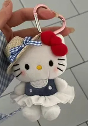 Mīkstais atslēgu piekariņš – Karikatūras stila lelle, Somas piekariņš, Izcelsme: Jinhua, Apstrādes tehnoloģija: 20213, Materiāls: 3359927, 2025. gada pavasaris