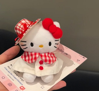 Mīkstais atslēgu piekariņš – Karikatūras stila lelle, Somas piekariņš, Izcelsme: Jinhua, Apstrādes tehnoloģija: 20213, Materiāls: 3359927, 2025. gada pavasaris