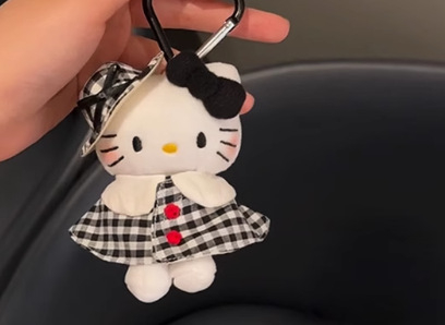 Mīkstais atslēgu piekariņš – Karikatūras stila lelle, Somas piekariņš, Izcelsme: Jinhua, Apstrādes tehnoloģija: 20213, Materiāls: 3359927, 2025. gada pavasaris