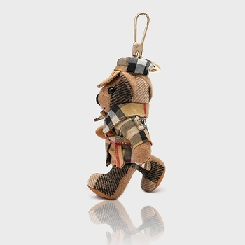 Lācīša formā plīša kulons somām; kašmīra materiāls ar metāla pārklājumu; oriģinālais dizains, piemiņas stilā; uzraksts ar lāci un maziem dzīvniekiem; karu tekstūra