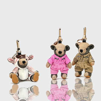 Lācīša formā plīša kulons somām; kašmīra materiāls ar metāla pārklājumu; oriģinālais dizains, piemiņas stilā; uzraksts ar lāci un maziem dzīvniekiem; karu tekstūra