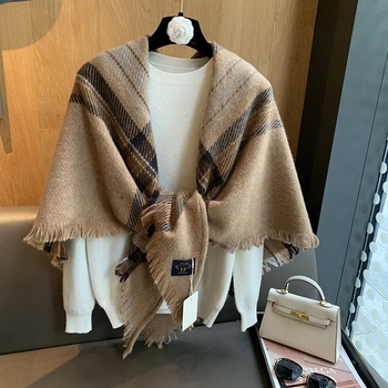 Șal cu formă triunghiulară și model cu dungi, poliester tricotat prin warp-knit, păstrează căldura pentru toamnă-iarnă 2025