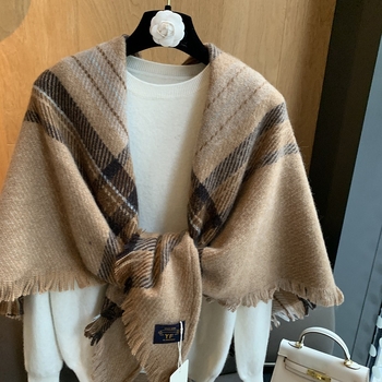 Șal cu formă triunghiulară și model cu dungi, poliester tricotat prin warp-knit, păstrează căldura pentru toamnă-iarnă 2025