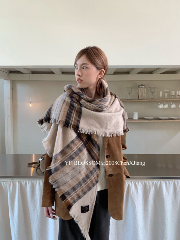 Șal cu formă triunghiulară și model cu dungi, poliester tricotat prin warp-knit, păstrează căldura pentru toamnă-iarnă 2025