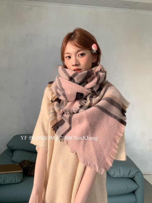 Șal cu formă triunghiulară și model cu dungi, poliester tricotat prin warp-knit, păstrează căldura pentru toamnă-iarnă 2025