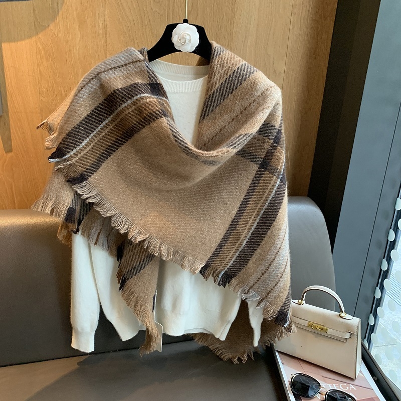 Șal cu formă triunghiulară și model cu dungi, poliester tricotat prin warp-knit, păstrează căldura pentru toamnă-iarnă 2025