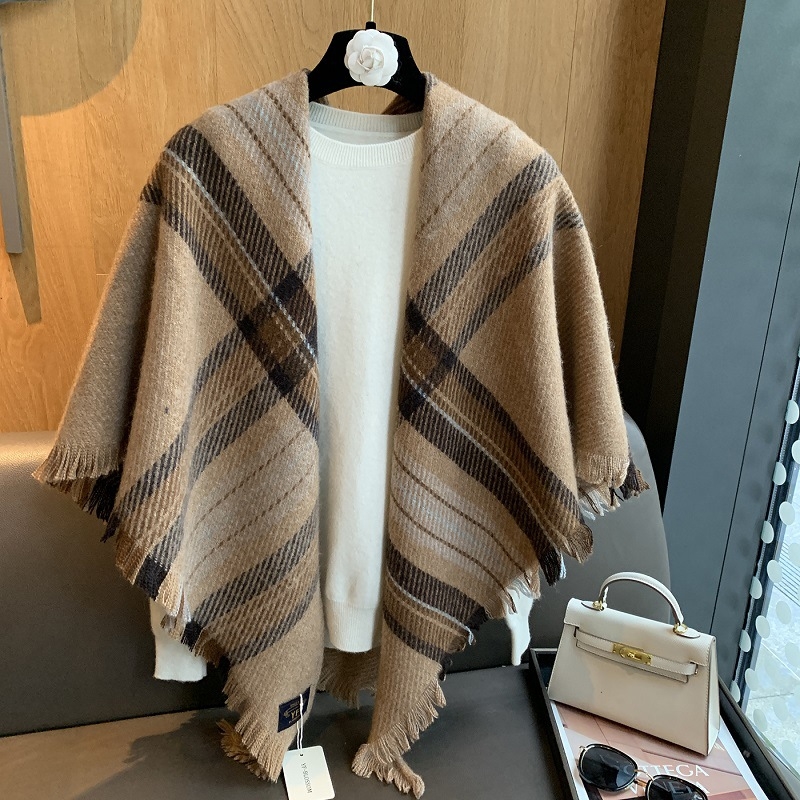 Șal cu formă triunghiulară și model cu dungi, poliester tricotat prin warp-knit, păstrează căldura pentru toamnă-iarnă 2025