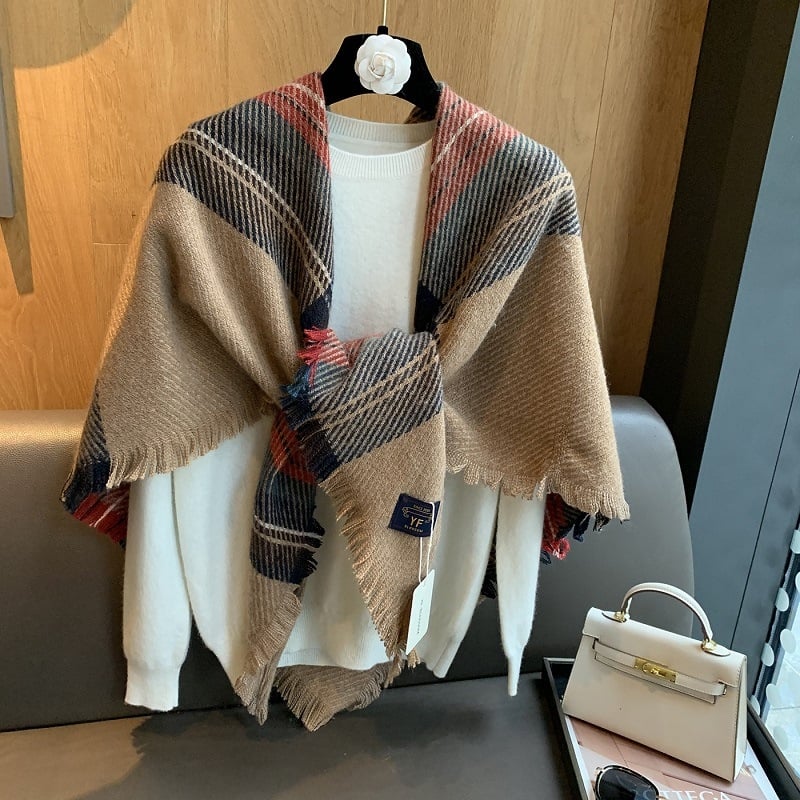 Șal cu formă triunghiulară și model cu dungi, poliester tricotat prin warp-knit, păstrează căldura pentru toamnă-iarnă 2025
