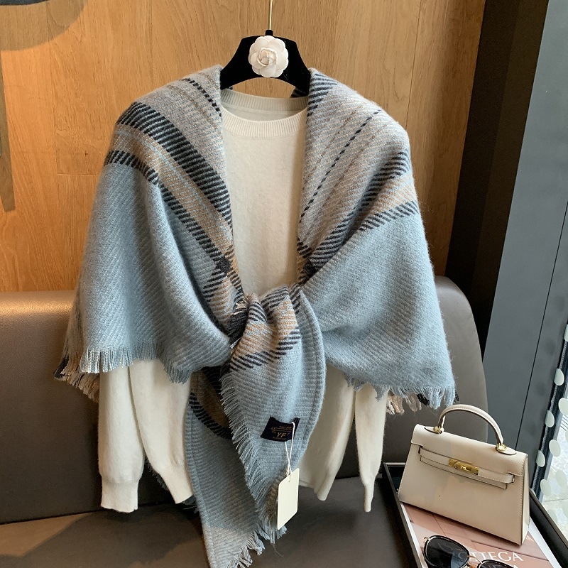 Șal cu formă triunghiulară și model cu dungi, poliester tricotat prin warp-knit, păstrează căldura pentru toamnă-iarnă 2025
