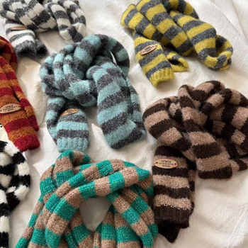 Unisex pleteni šal s prugama i kožnom etiketom, poliester, pogodan za sve sezone