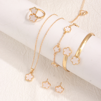 Rotaslietu komplekts – četru lapu detelītes motīvs, sakaļķots metāls, elektroplatēšana, O-ķēde; iekļauj rokassprādzi, kaklarotu, gredzenus un auskarus