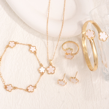 Rotaslietu komplekts – četru lapu detelītes motīvs, sakaļķots metāls, elektroplatēšana, O-ķēde; iekļauj rokassprādzi, kaklarotu, gredzenus un auskarus