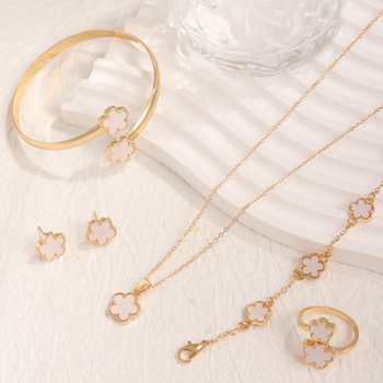 Rotaslietu komplekts – četru lapu detelītes motīvs, sakaļķots metāls, elektroplatēšana, O-ķēde; iekļauj rokassprādzi, kaklarotu, gredzenus un auskarus