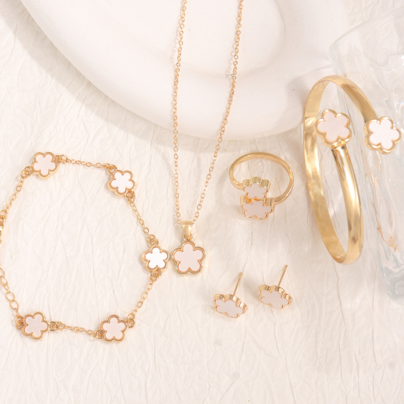 Rotaslietu komplekts – četru lapu detelītes motīvs, sakaļķots metāls, elektroplatēšana, O-ķēde; iekļauj rokassprādzi, kaklarotu, gredzenus un auskarus