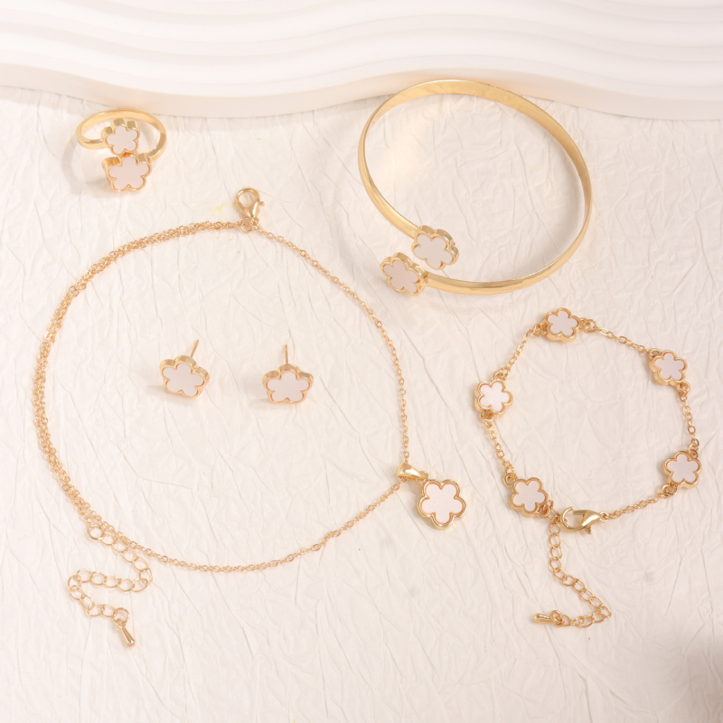 Rotaslietu komplekts – četru lapu detelītes motīvs, sakaļķots metāls, elektroplatēšana, O-ķēde; iekļauj rokassprādzi, kaklarotu, gredzenus un auskarus