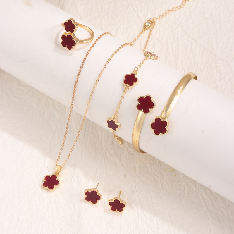 Rotaslietu komplekts – četru lapu detelītes motīvs, sakaļķots metāls, elektroplatēšana, O-ķēde; iekļauj rokassprādzi, kaklarotu, gredzenus un auskarus