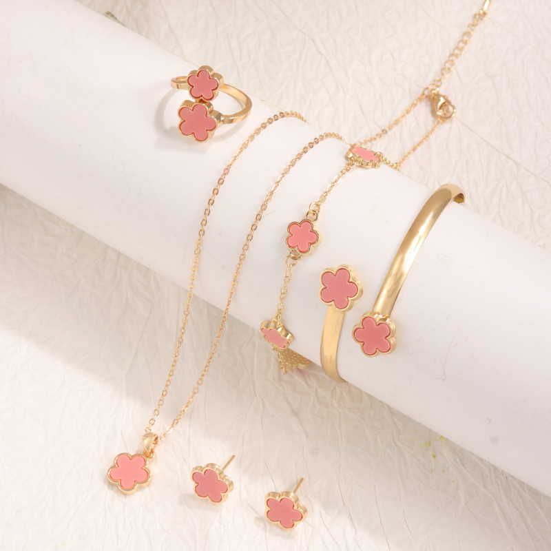 Rotaslietu komplekts – četru lapu detelītes motīvs, sakaļķots metāls, elektroplatēšana, O-ķēde; iekļauj rokassprādzi, kaklarotu, gredzenus un auskarus