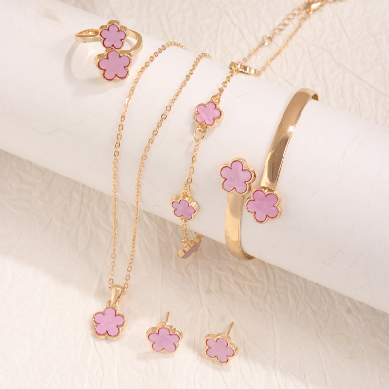 Rotaslietu komplekts – četru lapu detelītes motīvs, sakaļķots metāls, elektroplatēšana, O-ķēde; iekļauj rokassprādzi, kaklarotu, gredzenus un auskarus