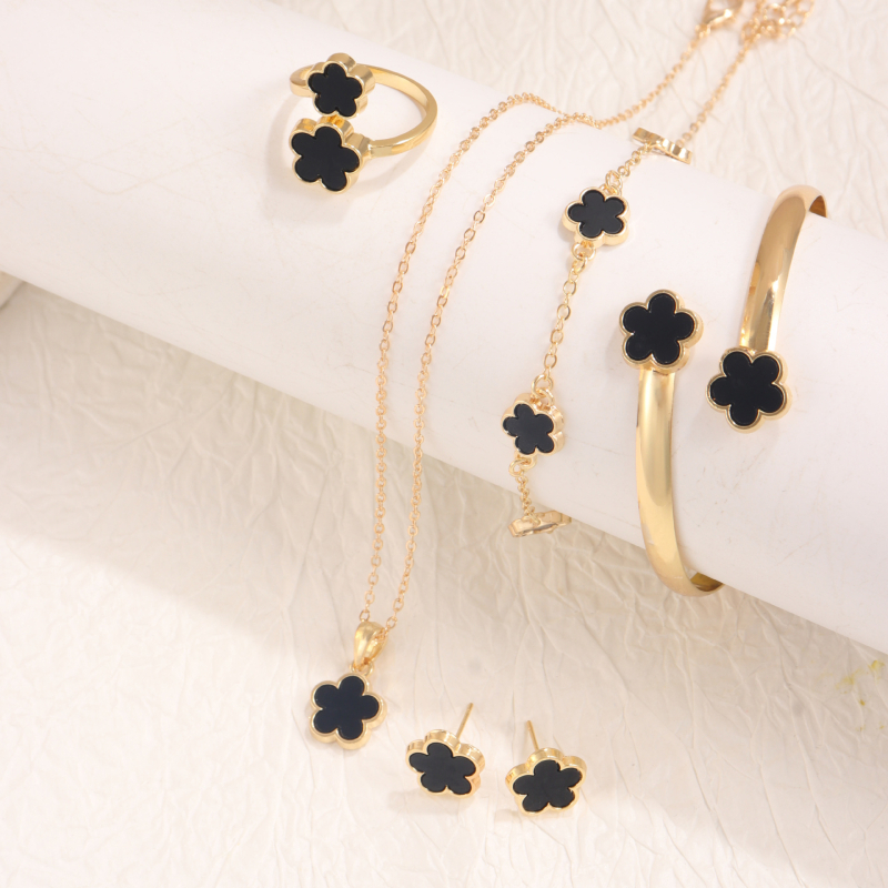 Rotaslietu komplekts – četru lapu detelītes motīvs, sakaļķots metāls, elektroplatēšana, O-ķēde; iekļauj rokassprādzi, kaklarotu, gredzenus un auskarus