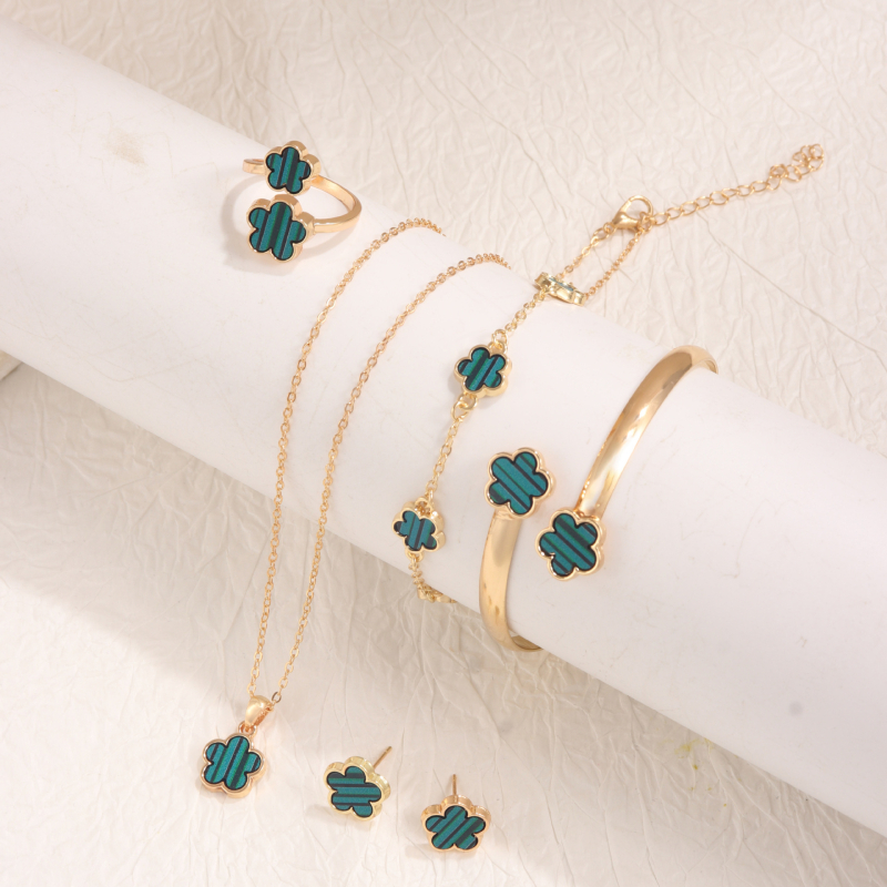 Rotaslietu komplekts – četru lapu detelītes motīvs, sakaļķots metāls, elektroplatēšana, O-ķēde; iekļauj rokassprādzi, kaklarotu, gredzenus un auskarus