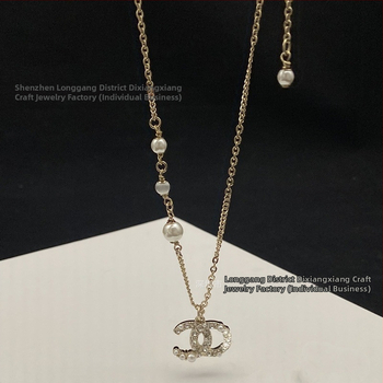 Sieviešu juvelierizstrādājumu komplekts: kaklarota ar dubultu C burtu, brošūra, auskari un gredzens – misiņš ar elektroplēvi, Seiko tehnoloģija, apaļš dizains, augsts stila līmenis