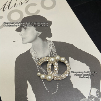 Sieviešu juvelierizstrādājumu komplekts: kaklarota ar dubultu C burtu, brošūra, auskari un gredzens – misiņš ar elektroplēvi, Seiko tehnoloģija, apaļš dizains, augsts stila līmenis