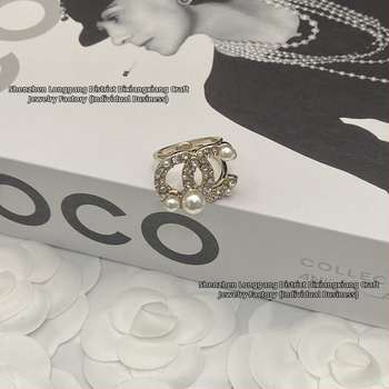 Sieviešu juvelierizstrādājumu komplekts: kaklarota ar dubultu C burtu, brošūra, auskari un gredzens – misiņš ar elektroplēvi, Seiko tehnoloģija, apaļš dizains, augsts stila līmenis