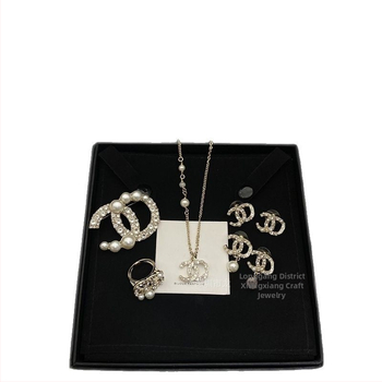 Sieviešu juvelierizstrādājumu komplekts: kaklarota ar dubultu C burtu, brošūra, auskari un gredzens – misiņš ar elektroplēvi, Seiko tehnoloģija, apaļš dizains, augsts stila līmenis