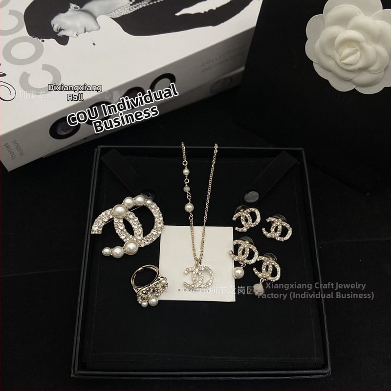 Sieviešu juvelierizstrādājumu komplekts: kaklarota ar dubultu C burtu, brošūra, auskari un gredzens – misiņš ar elektroplēvi, Seiko tehnoloģija, apaļš dizains, augsts stila līmenis