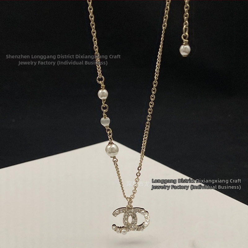 Sieviešu juvelierizstrādājumu komplekts: kaklarota ar dubultu C burtu, brošūra, auskari un gredzens – misiņš ar elektroplēvi, Seiko tehnoloģija, apaļš dizains, augsts stila līmenis