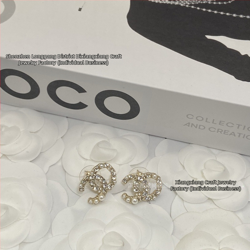 Sieviešu juvelierizstrādājumu komplekts: kaklarota ar dubultu C burtu, brošūra, auskari un gredzens – misiņš ar elektroplēvi, Seiko tehnoloģija, apaļš dizains, augsts stila līmenis