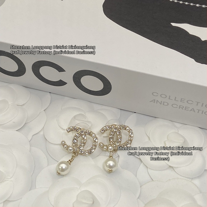 Sieviešu juvelierizstrādājumu komplekts: kaklarota ar dubultu C burtu, brošūra, auskari un gredzens – misiņš ar elektroplēvi, Seiko tehnoloģija, apaļš dizains, augsts stila līmenis