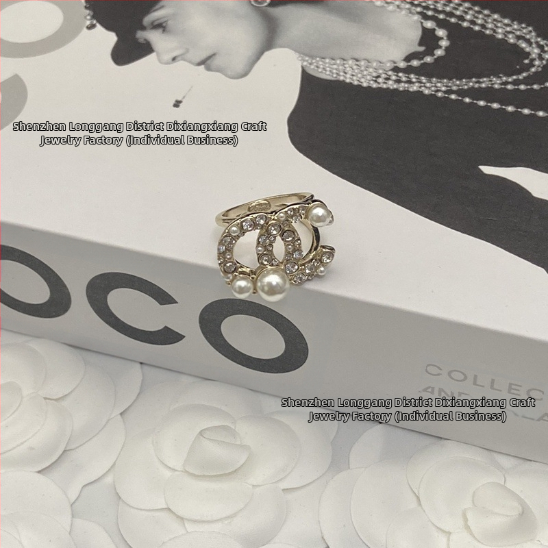 Sieviešu juvelierizstrādājumu komplekts: kaklarota ar dubultu C burtu, brošūra, auskari un gredzens – misiņš ar elektroplēvi, Seiko tehnoloģija, apaļš dizains, augsts stila līmenis