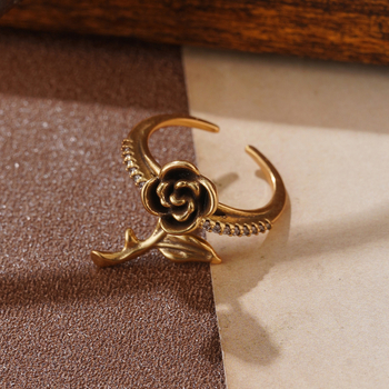 Rotaslietu komplekts: auskari, kaklarota un rokassprādze • Materiāls: metāls • Kulona materiāls: cinka sakausējums • Parastā ķēde • Retro stils