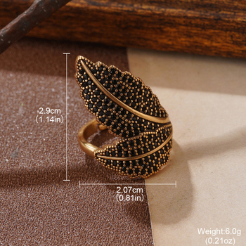 Rotaslietu komplekts: auskari, kaklarota un rokassprādze • Materiāls: metāls • Kulona materiāls: cinka sakausējums • Parastā ķēde • Retro stils