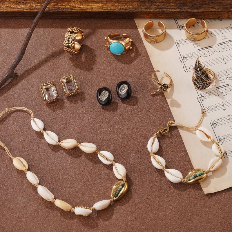 Rotaslietu komplekts: auskari, kaklarota un rokassprādze • Materiāls: metāls • Kulona materiāls: cinka sakausējums • Parastā ķēde • Retro stils