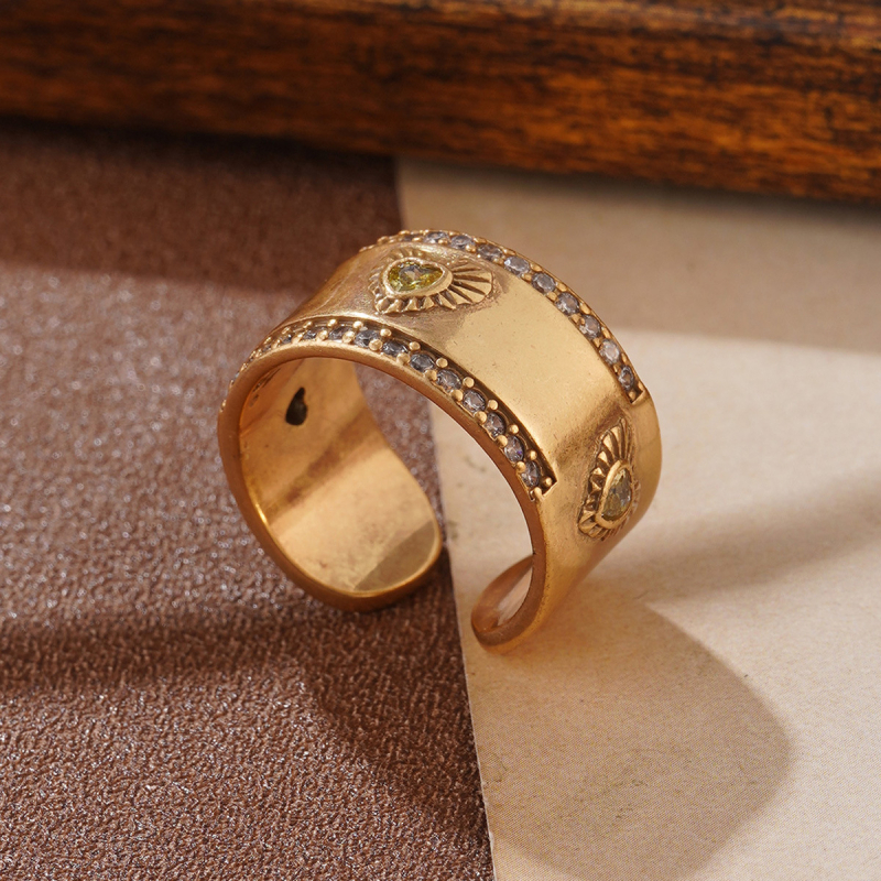 Rotaslietu komplekts: auskari, kaklarota un rokassprādze • Materiāls: metāls • Kulona materiāls: cinka sakausējums • Parastā ķēde • Retro stils