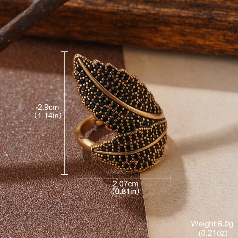 Rotaslietu komplekts: auskari, kaklarota un rokassprādze • Materiāls: metāls • Kulona materiāls: cinka sakausējums • Parastā ķēde • Retro stils