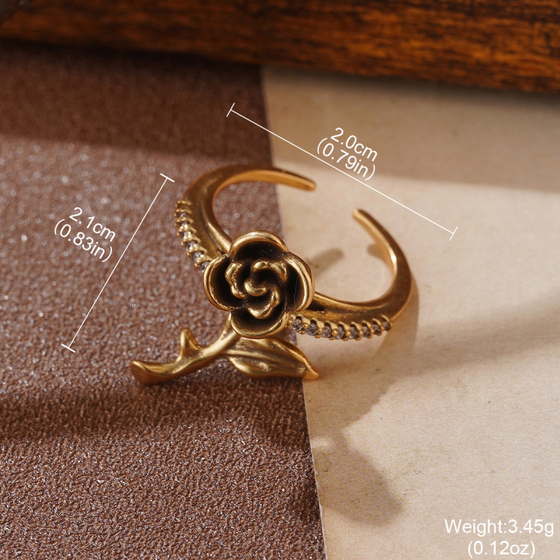 Rotaslietu komplekts: auskari, kaklarota un rokassprādze • Materiāls: metāls • Kulona materiāls: cinka sakausējums • Parastā ķēde • Retro stils