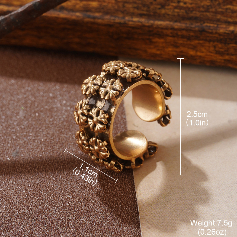 Rotaslietu komplekts: auskari, kaklarota un rokassprādze • Materiāls: metāls • Kulona materiāls: cinka sakausējums • Parastā ķēde • Retro stils