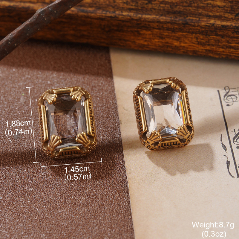 Rotaslietu komplekts: auskari, kaklarota un rokassprādze • Materiāls: metāls • Kulona materiāls: cinka sakausējums • Parastā ķēde • Retro stils