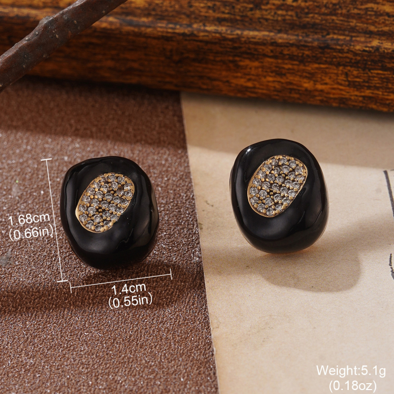 Rotaslietu komplekts: auskari, kaklarota un rokassprādze • Materiāls: metāls • Kulona materiāls: cinka sakausējums • Parastā ķēde • Retro stils