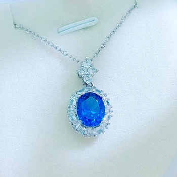 Sieviešu rotu komplekts: kaklarota, auskari un gredzens, metāla pamatne; sudraba pārklājums uz vara ar sintētiskiem akmeņiem; ziedu raksts; O formas ķēde; 2025. gada pavasaris